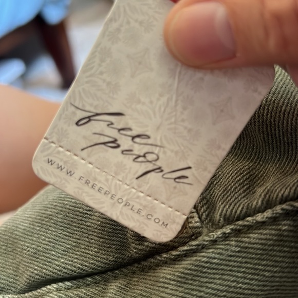 💥1 hour sale. Free People, Makai, Army green cutoff jean shorts, size 25 - Picture 6 of 8